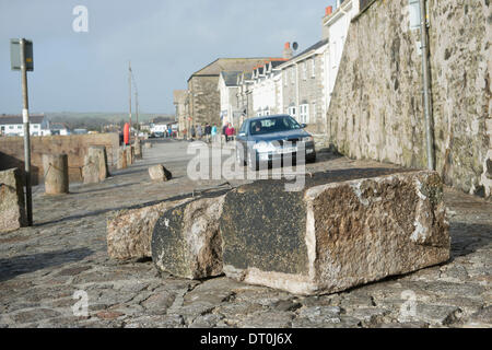 Porthleven, Cornwall, UK. 5. Februar 2014. Der Sturm zog auch riesige Platten von der Hafenmauer. Es scheint kein Ende zu dem stürmischen Wetter mit starkem Wind Prognose für das Wochenende. Bildnachweis: Bob Sharples/Alamy Live-Nachrichten Stockfoto