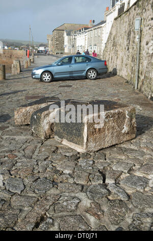 Porthleven, Cornwall, UK. 5. Februar 2014. Der Sturm zog auch riesige Platten von der Hafenmauer. Es scheint kein Ende zu dem stürmischen Wetter mit starkem Wind Prognose für das Wochenende. Bildnachweis: Bob Sharples/Alamy Live-Nachrichten Stockfoto