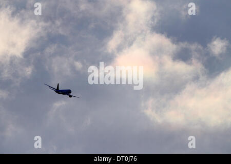 Düsseldorf, Deutschland. 28. Januar 2014. Ein Lufthansa-Airbus A320-200 startet vom Flughafen Düsseldorf International in Düsseldorf, 28. Januar 2014. Foto: Kevin Kurek/Dpa/Alamy Live News Stockfoto