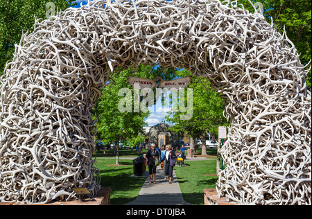 Bogen der Schuppen Elch Geweih auf dem Stadtplatz, Jackson, Wyoming, USA Stockfoto