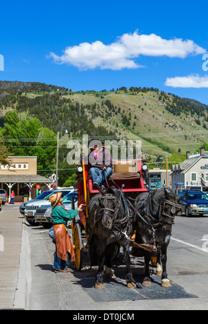 Postkutsche fahren am East Broadway in der Innenstadt von Jackson, Wyoming, USA Stockfoto