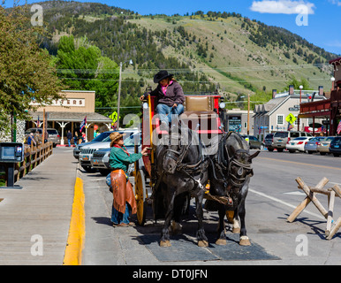 Postkutsche fahren am East Broadway in der Innenstadt von Jackson, Wyoming, USA Stockfoto