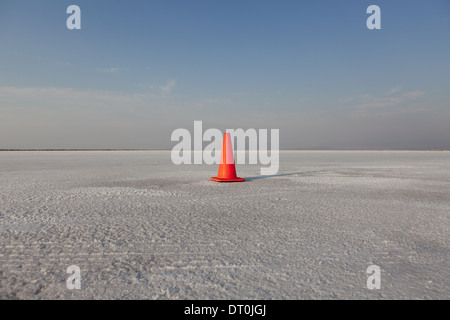 Salzsee von Bonneville Utah USA Verkehr Kegel Track Marker auf den Bonneville Salt Flat Stockfoto