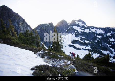 Washington State USA Mann Wanderungen Schnee Patch Kaskaden Washington USA Stockfoto