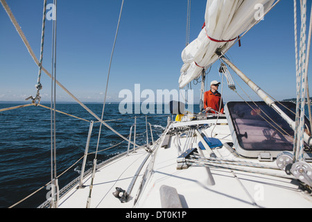 Washington State USA mittleren Alter Mann Lenkung Segelboot am Puget Sound Stockfoto