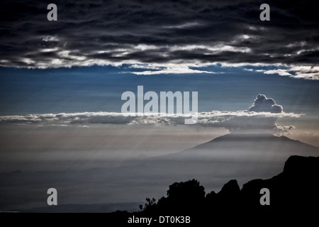Gott Strahlen mit Mount Meru Arusha Nationalpark in der Ferne, Karanga Camp am Kilimandscharo-Massiv am späten Nachmittag entnommen Stockfoto