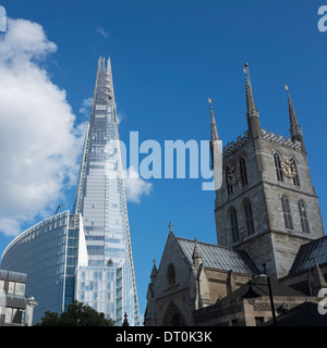 Southwark Cathedral im Vordergrund mit The Shard im Hintergrund überragt. Stockfoto