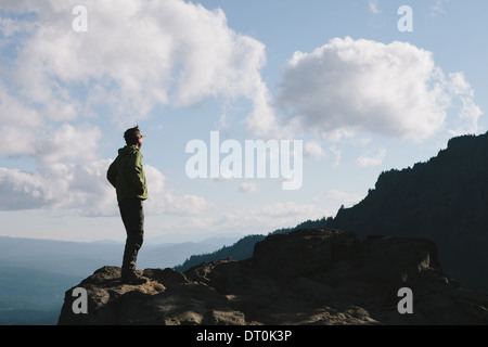 Washington State USA männlichen Wanderer stehend auf felsigen Klippen Dämmerung Stockfoto