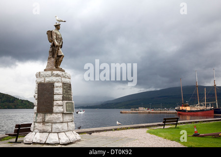 Kriegerdenkmal neben Loch Fyne, mit Möwe an der Spitze, Inveraray, Argyll & Bute Stockfoto