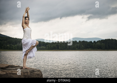 Woodstock, New York USA Frau tanzt anmutig unter freiem Himmel Stockfoto