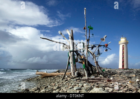 Strand-Kunst aus Strandgut und Treibgut in Bonaire hergestellt. Willenstoren Leuchtturm im Hintergrund zu sehen Stockfoto