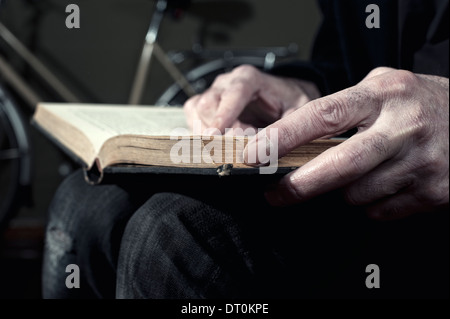 Mann-Lesebuch Stockfoto