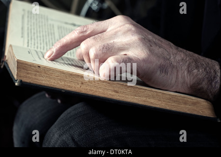 Mann-Lesebuch Stockfoto