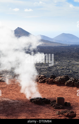 Dampfventil oder geysir auf Montanas del Fuego in Parque Nacional de Timanfaya Nationalpark auf Lanzarote, Kanarische Inseln, Spanien Stockfoto