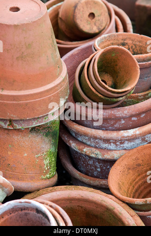 Stapelt der alten Terrakotta-Blumentöpfe Stockfoto