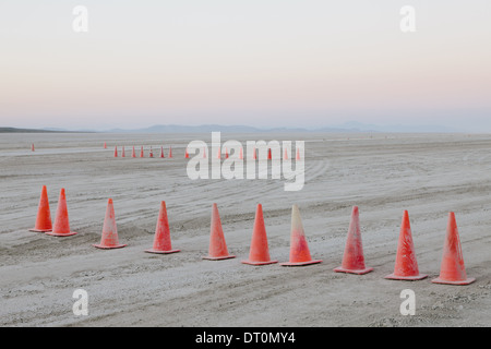 Black Rock Wüste Nevada USA Zeile Leitkegel flache Wüste Oberfläche Black Rock Stockfoto