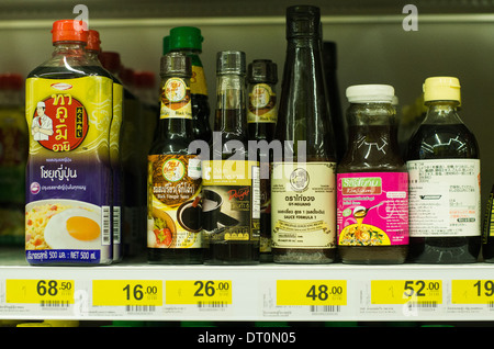 Vielzahl von Sojasauce und Gewürz Regal des Supermarktes in Bangkok Thailand. Stockfoto