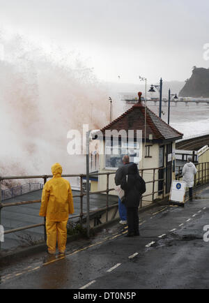 Teignmouth, Devon, UK. 5. Februar 2014. Massive Wellen Teig Teignmouth Meer (Küstenwache Hütte) an Höhe Gezeiten Credit: Vicki Gardner/Alamy Live News Stockfoto