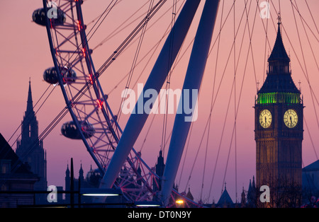 Big Ben Clock Tower der Häuser des Parlaments und Millennium Wheel oder London Eye in der Dämmerung London England UK Stockfoto