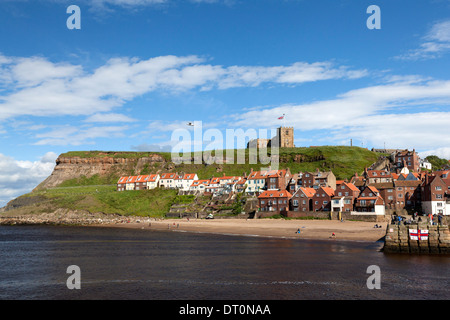 Whitby Hafen mit East Cliff und Str. Marys Kirche, Whitby, North Yorkshire Stockfoto