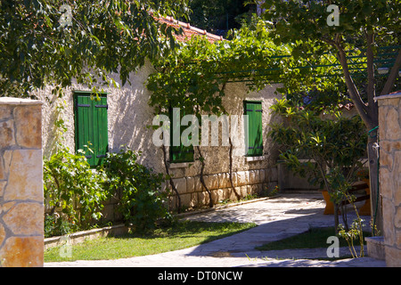 Traditionelle kroatische Haus im alten Dorf von Tucepi an der Makarska Riviera in Dalmatien. Stockfoto