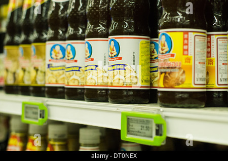 Austernsauce und Gewürz Regal des Supermarktes in Bangkok Thailand. Stockfoto