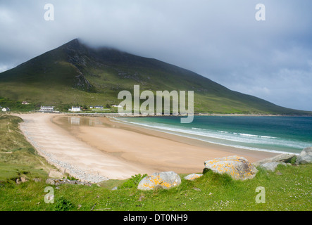 Doogort Strand Beach mit Slievemore Mountain hinter Achill Island County Mayo Irland Irland Stockfoto