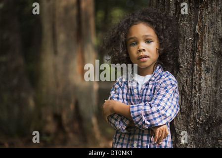 Woodstock, New York USA junge mit verschränkten Armen an Baum gelehnt Stockfoto