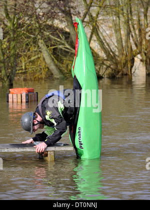 Mitglieder des Isis Kanu Clubs machen das Beste aus der Überschwemmung in Port Wiese Oxford Überschwemmung in Port Wiese Oxford 25.11.12 Stockfoto