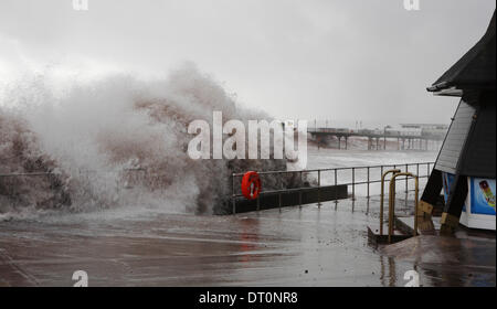 Teignmouth, Devon, UK. 5. Februar 2014. Massive Wellen Teig Teignmouth Meer an Höhe Gezeiten Credit: Vicki Gardner/Alamy Live News Stockfoto