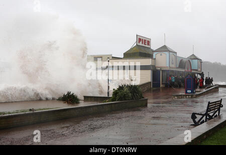 Teignmouth, Devon, UK. 5. Februar 2014. Massive Wellen Teig Teignmouth Meer an Höhe Gezeiten Credit: Vicki Gardner/Alamy Live News Stockfoto