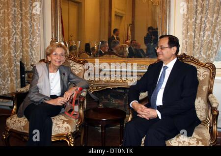 Beirut, Libanon. 5. Februar 2014. Besuch der italienische Außenminister Emma Bonino (L) hält Vortrag mit ihrem libanesischen Amtskollegen Adnan Mansour in Beirut, Libanon, 5. Februar 2014. Emma Bonino unterstrich Mittwoch in Gesprächen mit Adnan Mansour die Notwendigkeit, die Genf II friedliche Gespräche unterstützen betont, dass "Lösung des Problems in Syrien werden nicht aber durch eine politische Lösung." © Dalati/Xinhua/Alamy Live News Stockfoto