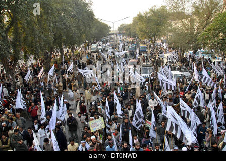 Lahore, Pakistan. 5. Februar 2014. Menschen in Pakistan besuchen die Kaschmir "Tag der Solidarität" rally im östlichen Pakistan Lahore am 5. Februar 2014. Pakistanische Premierminister Nawaz Sharif eingeladen Mittwoch Indien für nützliche Gespräche, den langjährige Streit um Kaschmir friedlich zu lösen. Bildnachweis: Sajjad/Xinhua/Alamy Live-Nachrichten Stockfoto