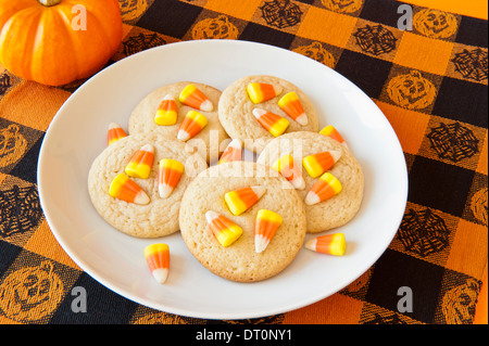 Teller mit Keksen dekoriert mit Hühneraugen Süßigkeiten für Halloween Stockfoto