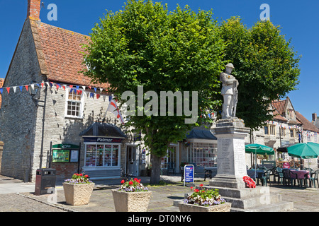 Marktplatz mit Kriegerdenkmal in den Vordergrund, Somerton, Somerset Stockfoto
