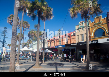 Der Corso Manly Sydney New South Wales NSW Australia Pelm Bäume Passanten Menschen an Café-Tischen Stockfoto