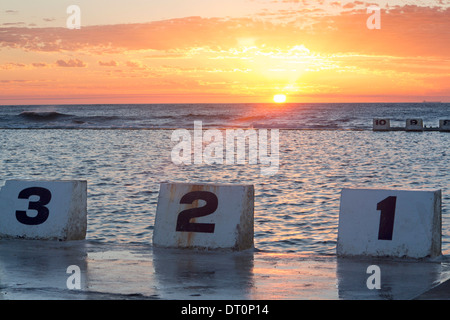 Fahrspurmarkierungen in Merewether Ocean Bäder Schwimmbad neben Pazifischen Ozean bei Sonnenaufgang zu dämmern Newcastle NSW Australia Stockfoto