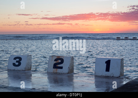 Fahrspurmarkierungen in Merewether Ocean Bäder Schwimmbad neben Pazifischen Ozean bei Sonnenaufgang zu dämmern Newcastle NSW Australia Stockfoto