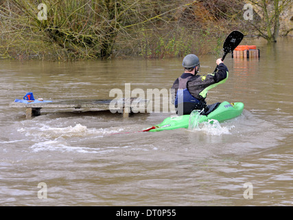 Mitglieder des Isis Kanu Clubs machen das Beste aus der Überschwemmung in Port Wiese Oxford Überschwemmung in Port Wiese Oxford 25.11.12 Stockfoto