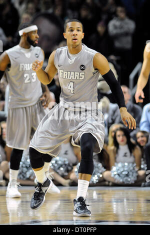 4. Februar 2014 - Providence, Rhode Island, USA - 4. Februar 2014 - Providence, RI US - Providence Friars bewachen Josh Fortune (4) im Spiel Action bei den NCAA-Basketball-Spiel zwischen der St. Johns Red Storm und die Providence Friars statt im Dunkin Donuts Center in Providence RI. St. Johns besiegte die Brüder 86 76 in der regulären Spielzeit. Eric Canha/CSM. Stockfoto