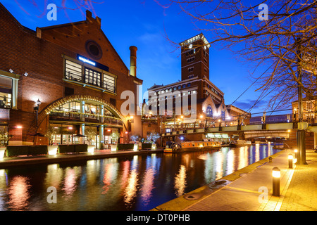 Den Kanal und Krug und Pianobar am Brindley Place im Stadtzentrum von Birmingham UK Stockfoto