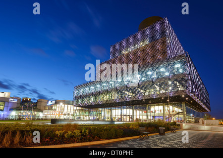 Das äußere der Library of Birmingham in der Abenddämmerung Stockfoto