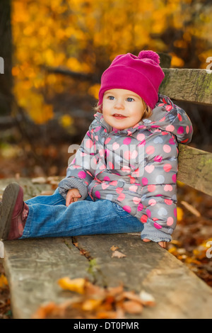 Kleines Mädchen im park Stockfoto