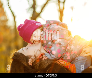 Mutter und Tochter im park Stockfoto