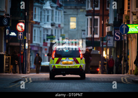 Ein Arzt Fahrzeug auf Abruf auf Streife, Stadtzentrum Aberystwyth, Wales UK Abend Stockfoto