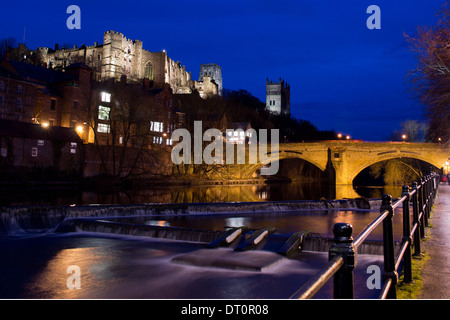 Durham Castle und die Kathedrale von den Ufern des Flusses tragen in der Abenddämmerung. Stockfoto