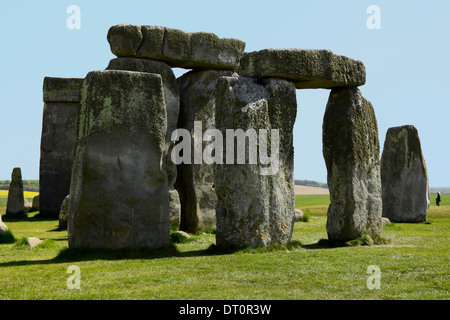 Stonehenge ist eine bekannte neolithische und Bronze Alter Gedenkstein befindet sich in einem UNESCO-Weltkulturerbe, Wiltshire, England. Stockfoto