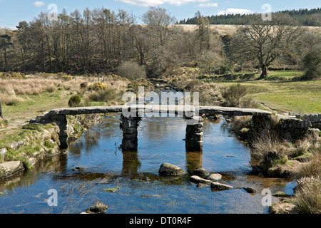 Historischen Klöppel Brücke, eine alte Form der Brücke auf das Moor an Postbridge, Dartmoor Nationalpark, Devon, England gefunden. Stockfoto