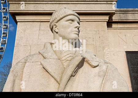 Detail einer Steinstatue repräsentieren ein Seemann in Weltkrieg zwei, Marine Ehrenmal, Plymouth, Devon, England, UK. Stockfoto