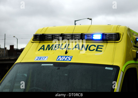 Krankenwagen behandelnden und Notfall, Nottingham Stadtzentrum entfernt. Stockfoto